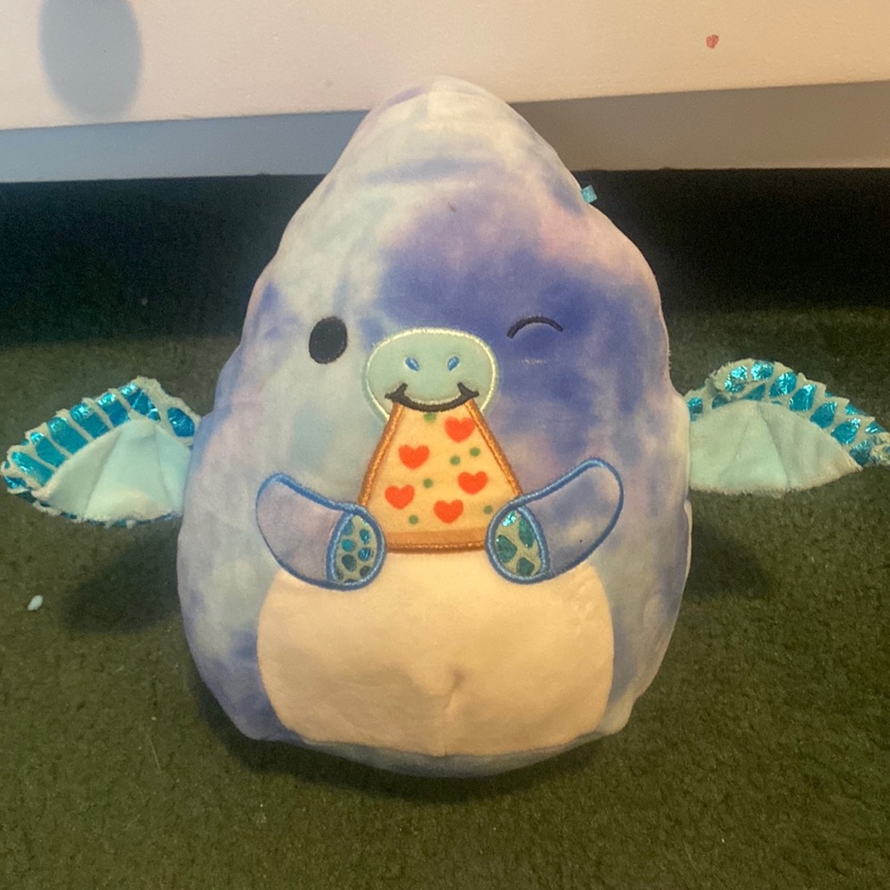 Pterodactyl, eating pizza squishmallow